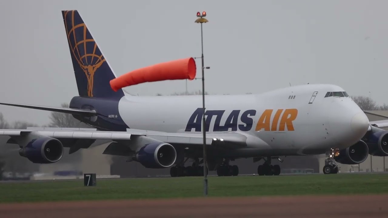 N451PA Atlas 747F lands in high crosswind at RAF Fairford