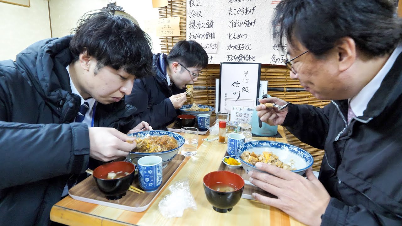 【閉業】厚切りかつ丼！天ぷら！サラリーマン働く男たちが求めるデカ盛りそば屋めし丨Katsudon - Japanese Street Food