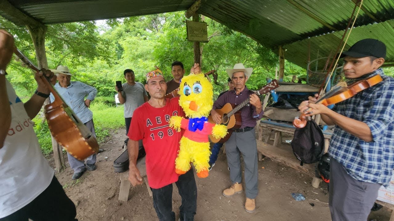 Rambito muy contento porque va a reventar la piñata 🪅celebrando el cumpleaños de Rambo