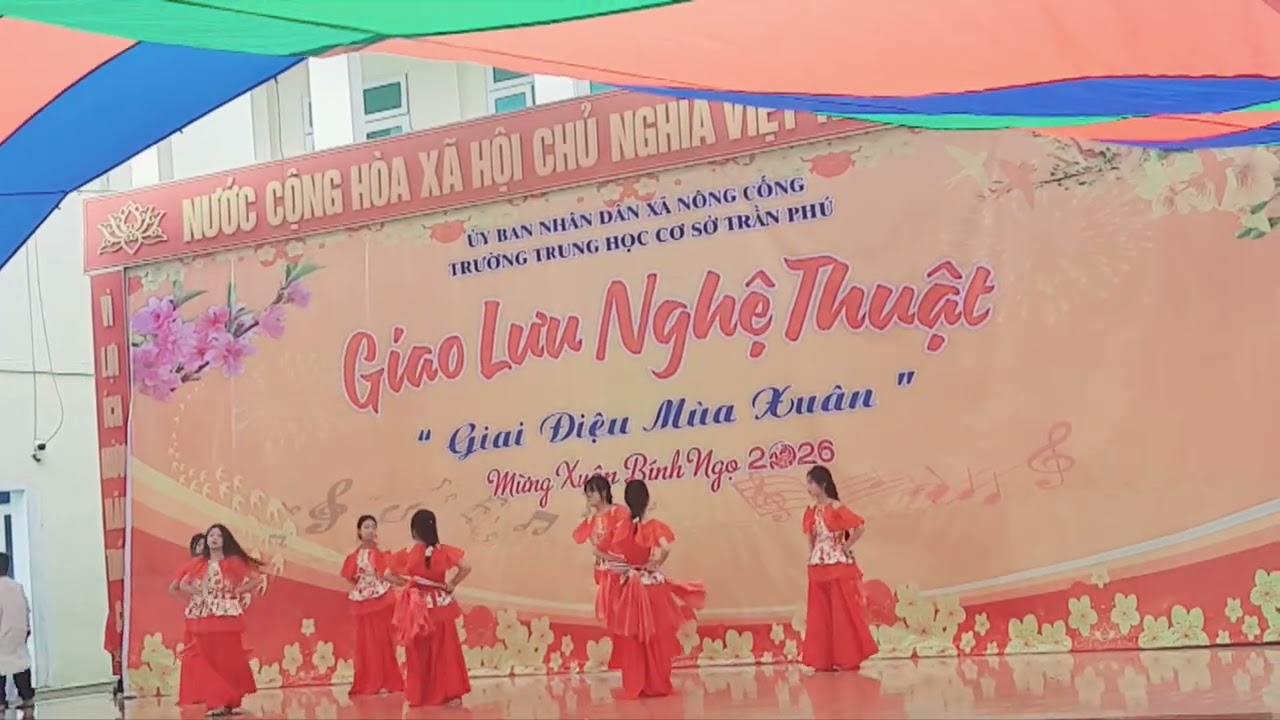 Con gái mua ở trường tết 2026