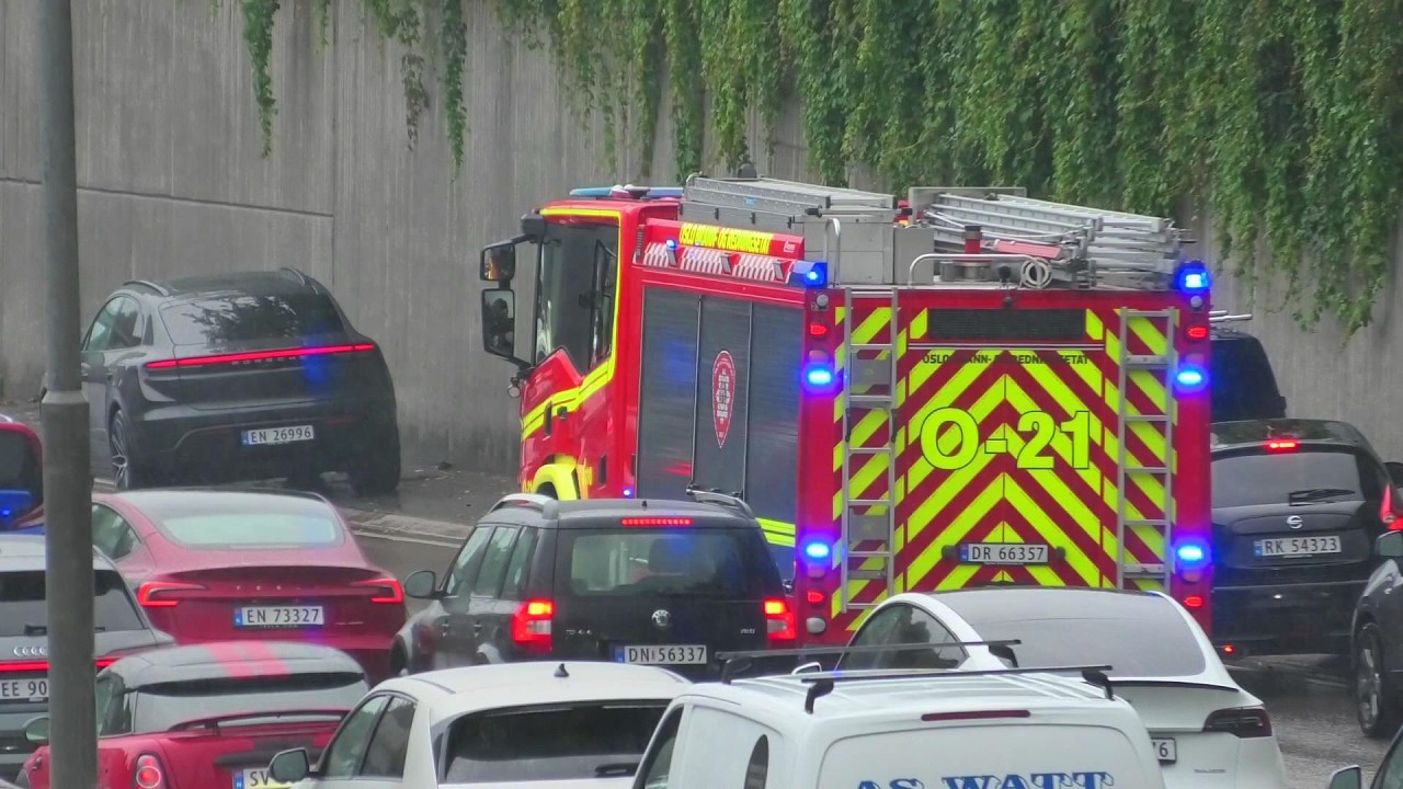 ST.SMESTAD (O21) ABA oslo brann og redningsetat brannbil i utrykning Feuerwehr auf Einsatzfahrt