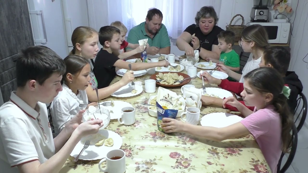 мукбанг пельмени Ярик и Ренат дома