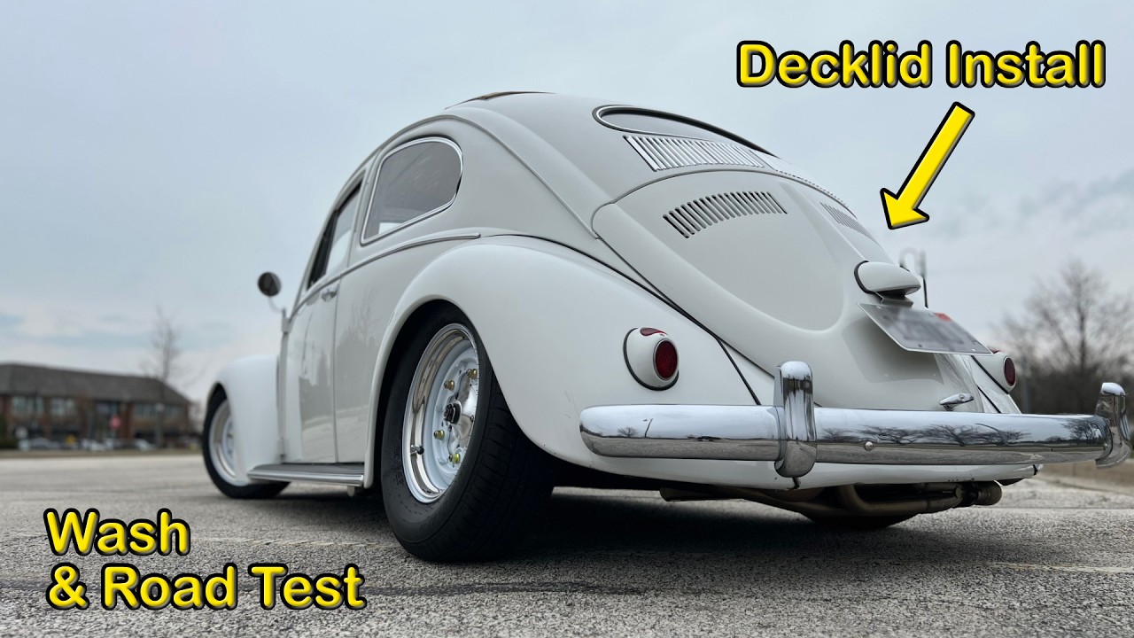Volkswagen Beetle 1955 года выпуска проходит тест-драйв, установку крышки багажника и мойку.
