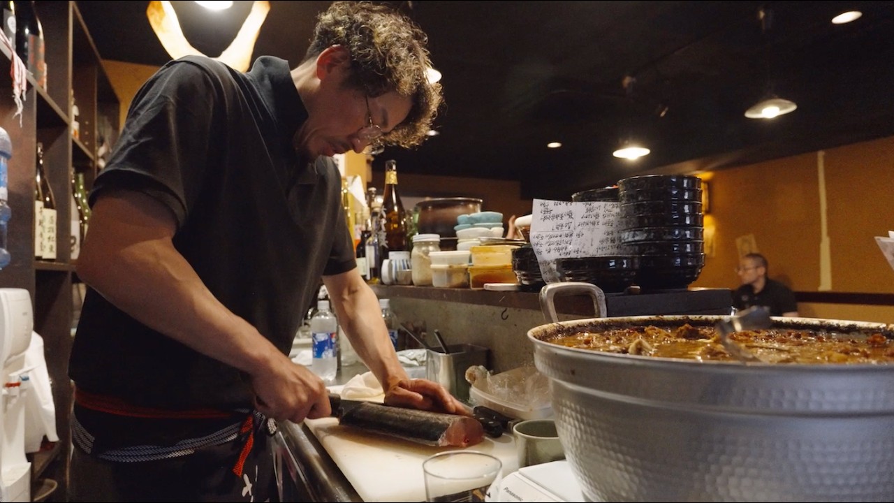 【ワカコ酒】の舞台にもなった炭火焼き・酒・肴「囲坊主」。料理に接客、コスパも含めて100%満足してもらいたい！魚も肉も野菜もこだわる、仕事に遊びに全力料理人に密着取材！【囲坊主】