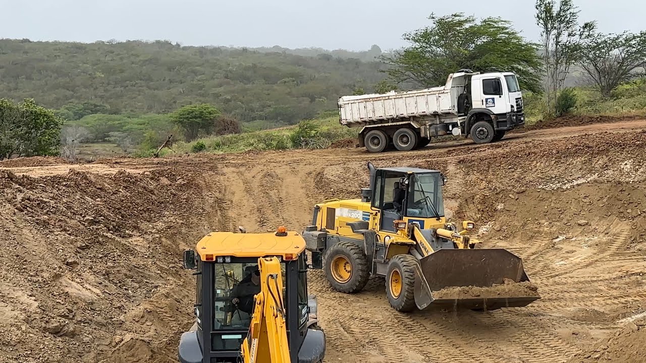Chegou uma caçamba a mais na frota de maquinas  pesadas da prefeitura de araruna pb