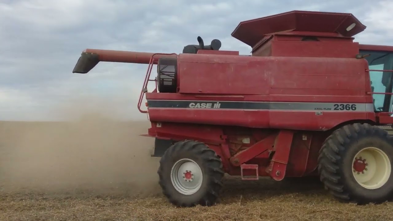 Case IH 2366 with 30 footer in Soybeans