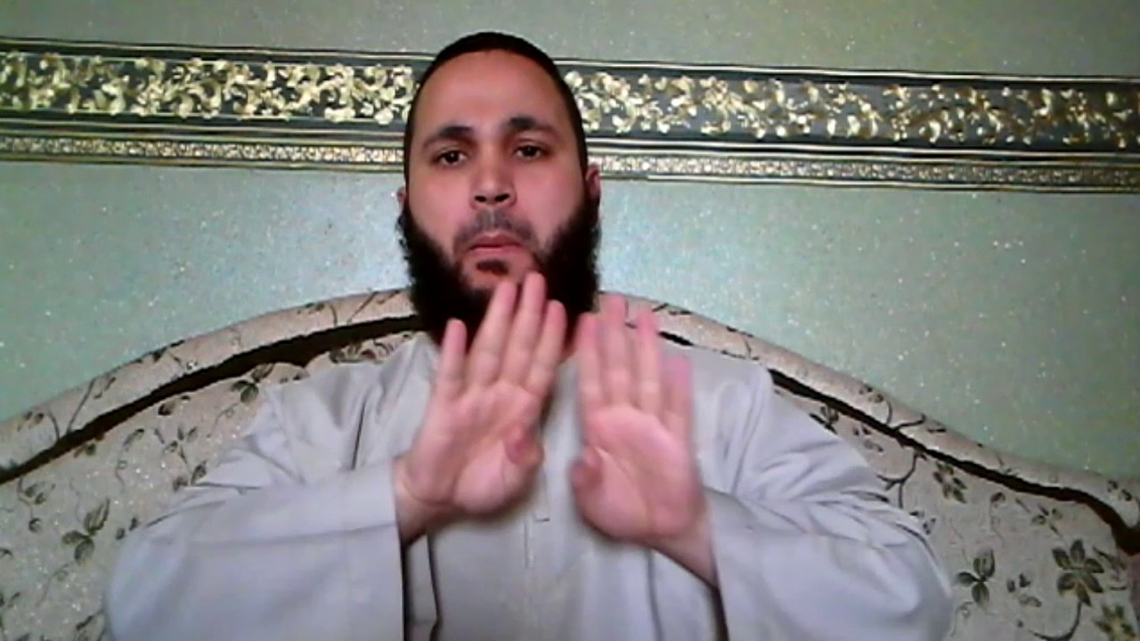حكم خلع المرأة ثيابها في غير بيتها