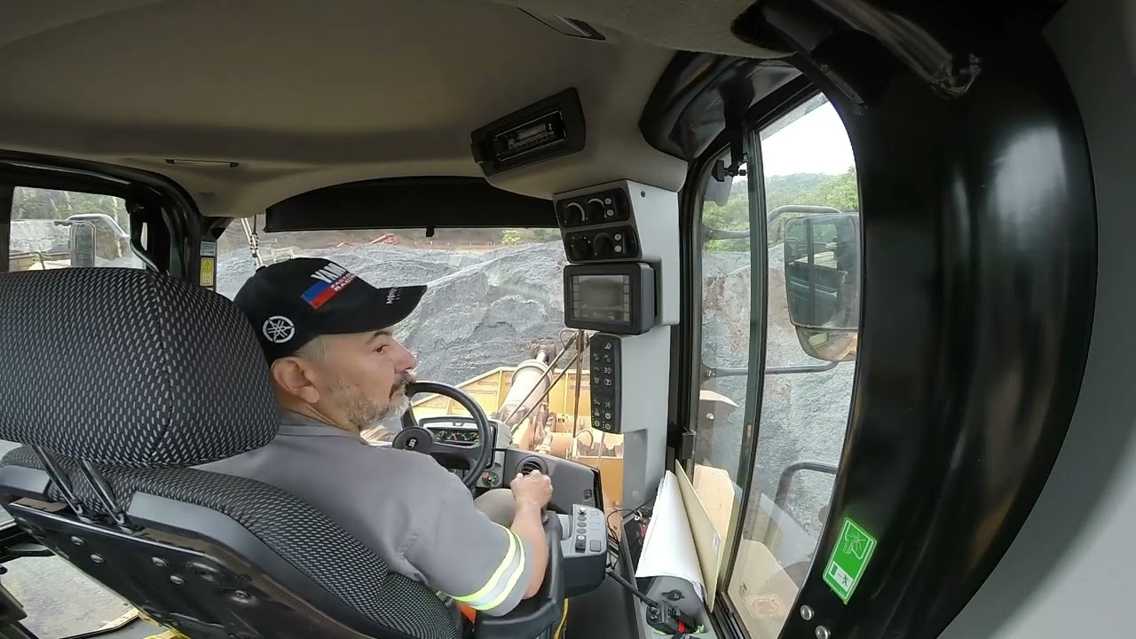 CAT 972L no carregamento de vagões