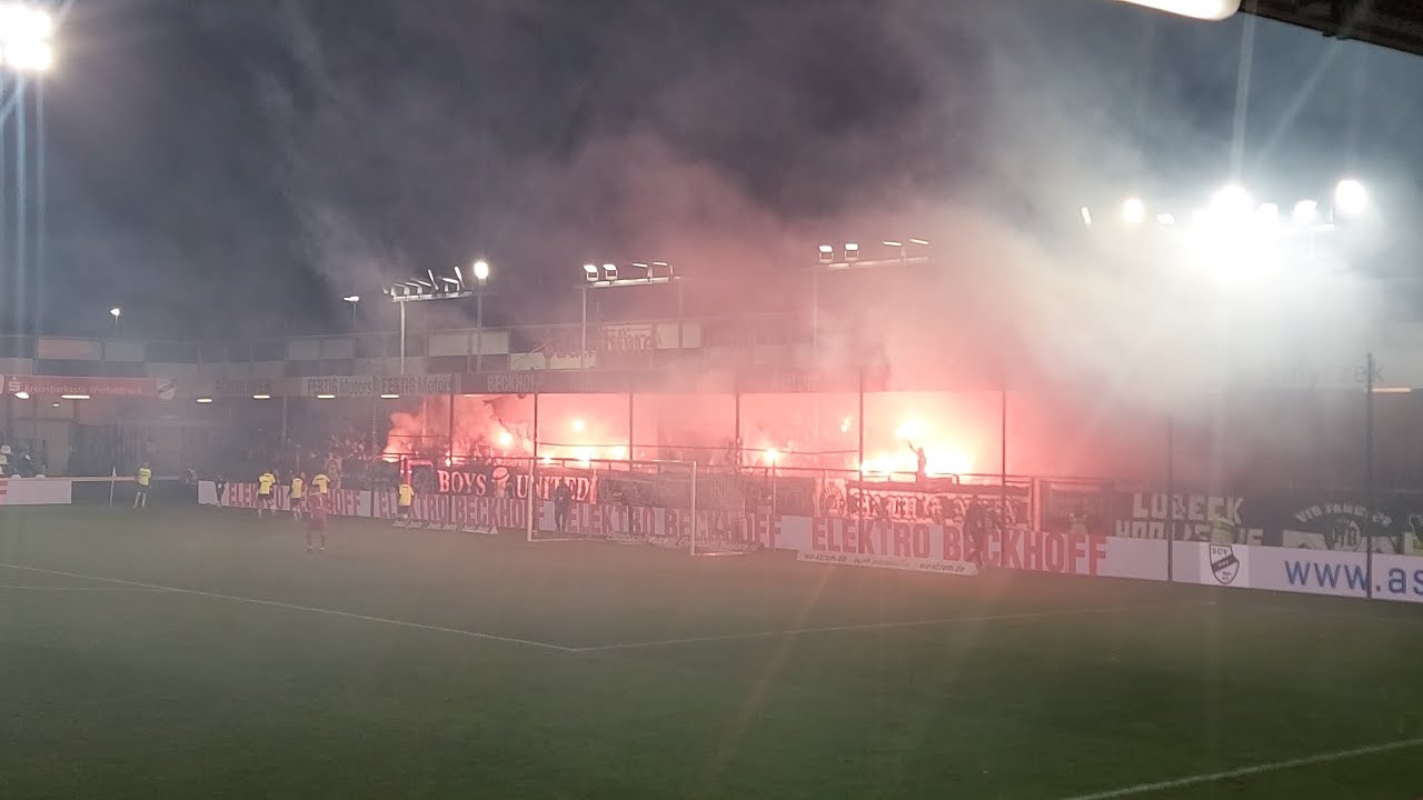 VfB Lübeck beim SC Verl; 29.10.2023; Pyro