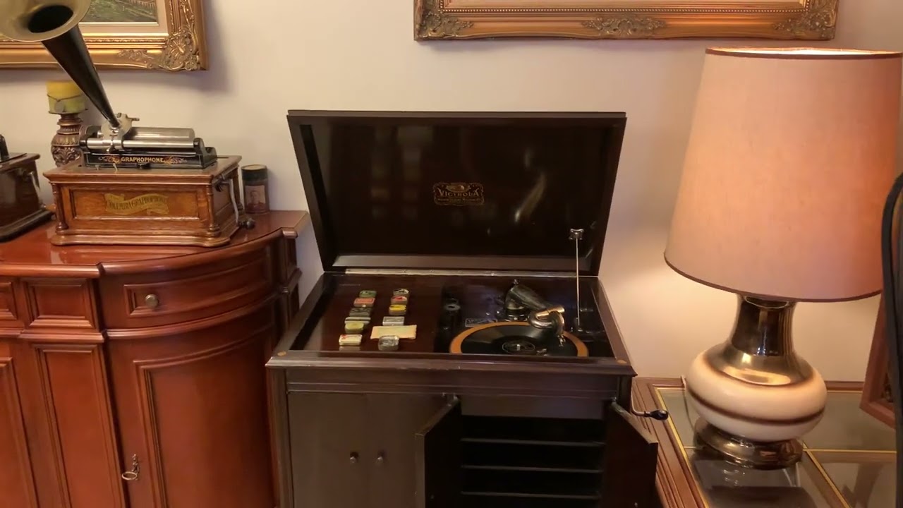 VICTOR TALKING MACHINE VV-210 GRAMOPHONE,Playing with Loud tone needle.