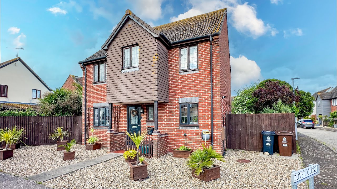 STUNNING FAMILY HOME JUST 350 METRES FROM MARTELLO BEACH - Sandwich Road, Clacton-on-Sea, Essex