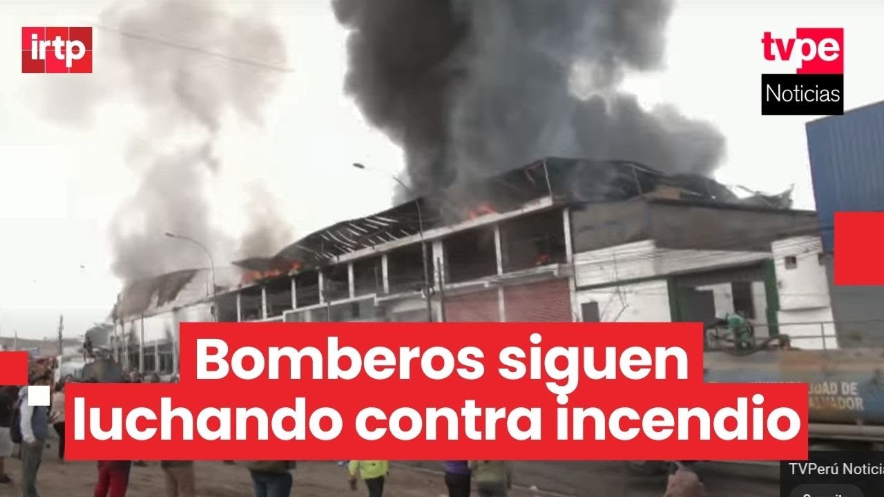 Continúa incendio de gran magnitud que consume fábrica en Villa El Salvador