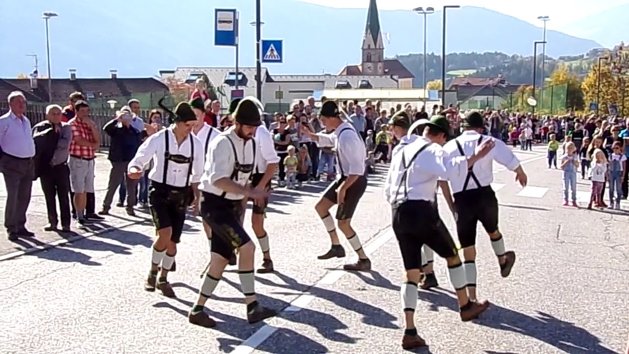 Schuhplattler beim Festumzug anlässlich des traditionellen Almabtriebs in Terenten / Südtirol