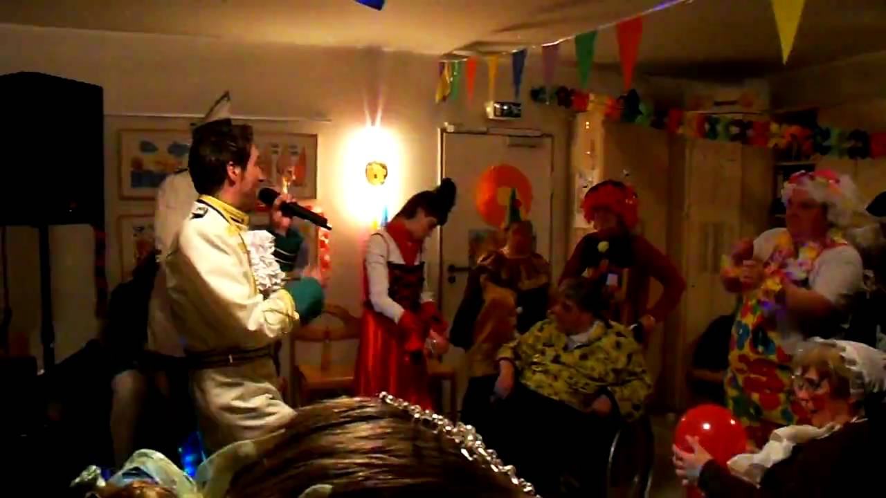 Matthias Carras mit  Copilot beim Behindertenkarneval in essen.MP4