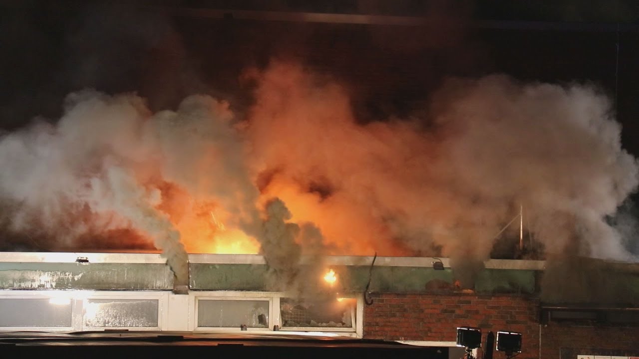 Großfeuer zerstört Sportanlage des SSV Jeddeloh - Feuerwehren können Brand erst nach Stunden löschen