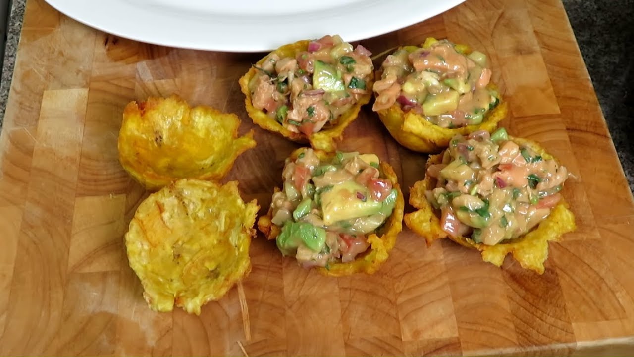 Ceviche con atun, salmon y robalo en canastas de platanos