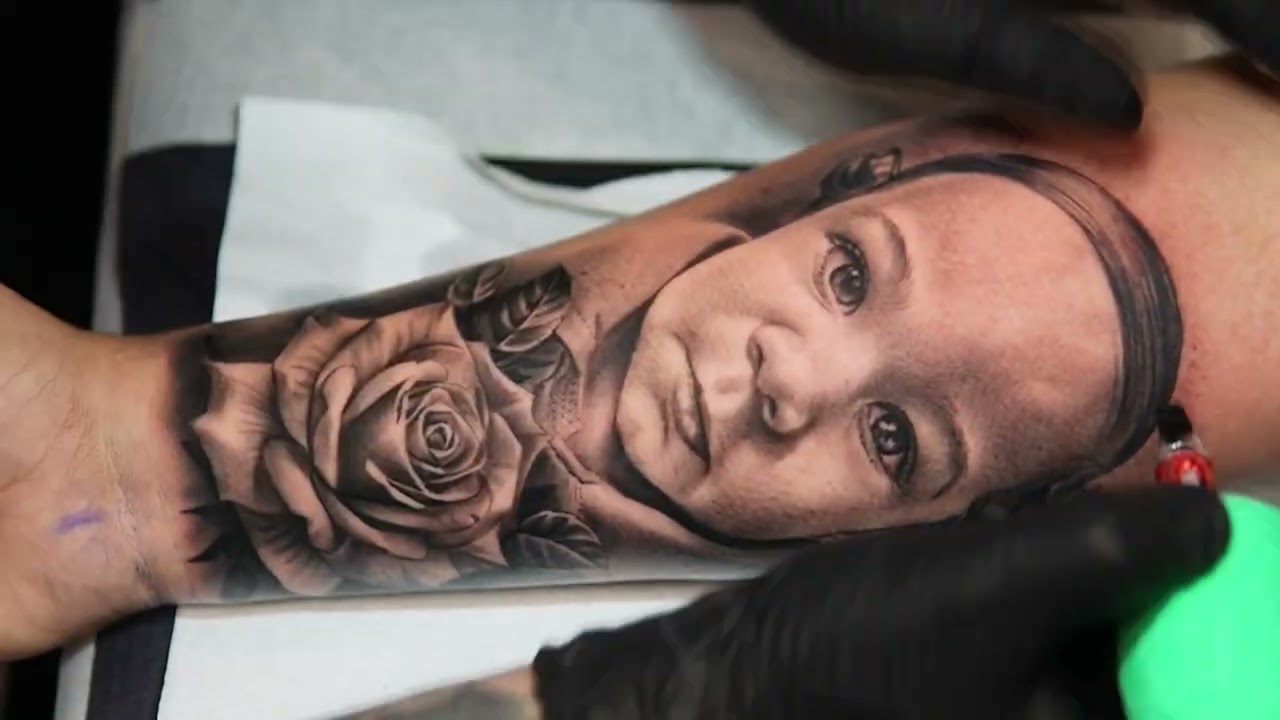 TATUAGEM DE PORTRAIT COM ROSAS 2025 chico morbene