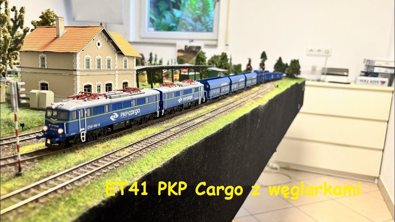 Na makiecie: ET41 PKP Cargo z węglarkami