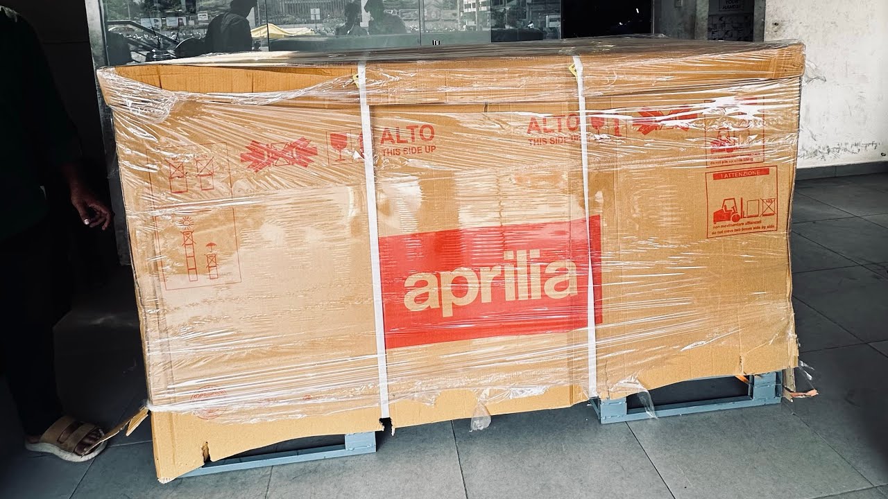 Unboxing our Aprilia RS457 GP Replica edition