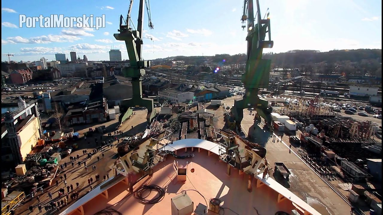 Wodowanie i holowanie kadłuba promu Bergensfjord