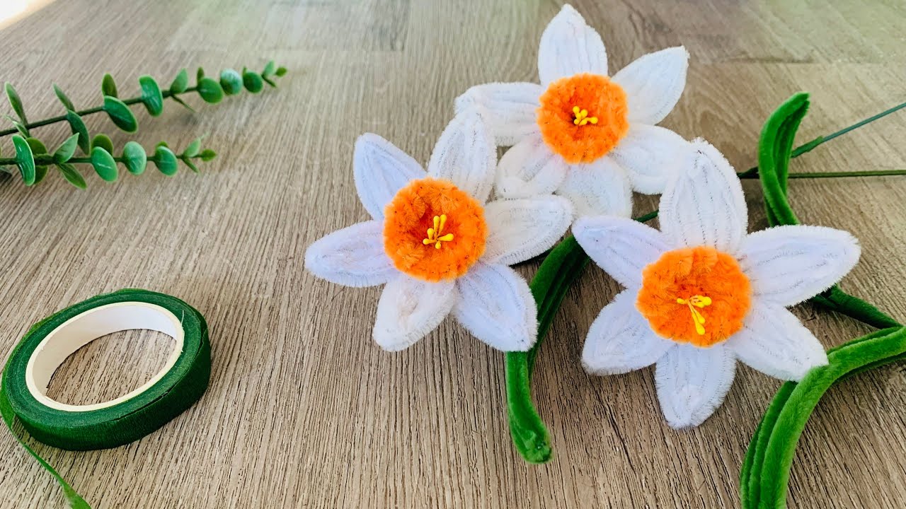 Wie man einfache wei&szlig;e Narzissen aus Chenilledraht herstellt | DIY Geschenke