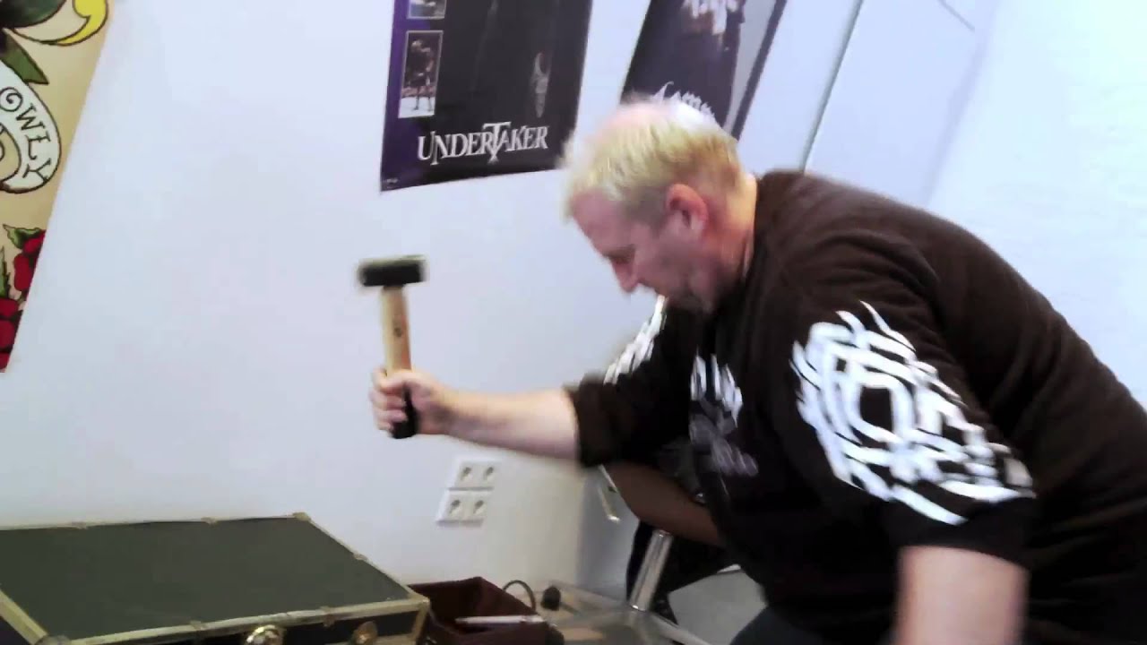 Rocker tritt auf Flatscreen ein