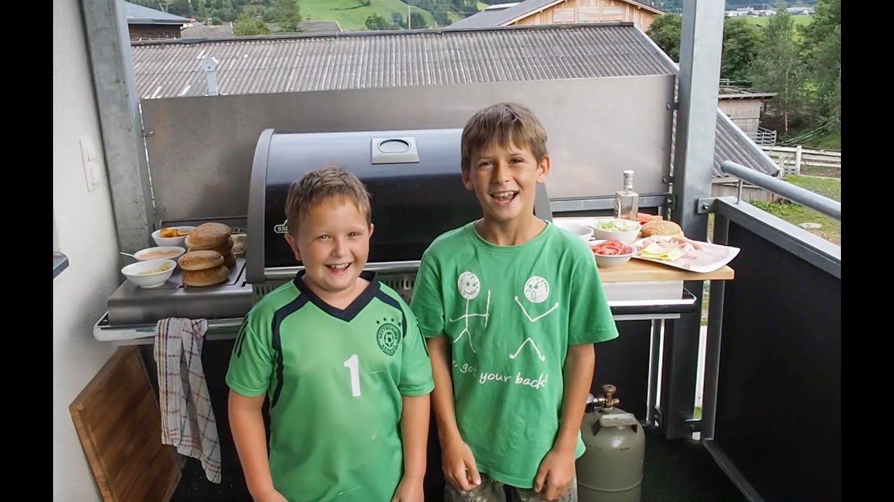 Raul und Samu machen einen Burger