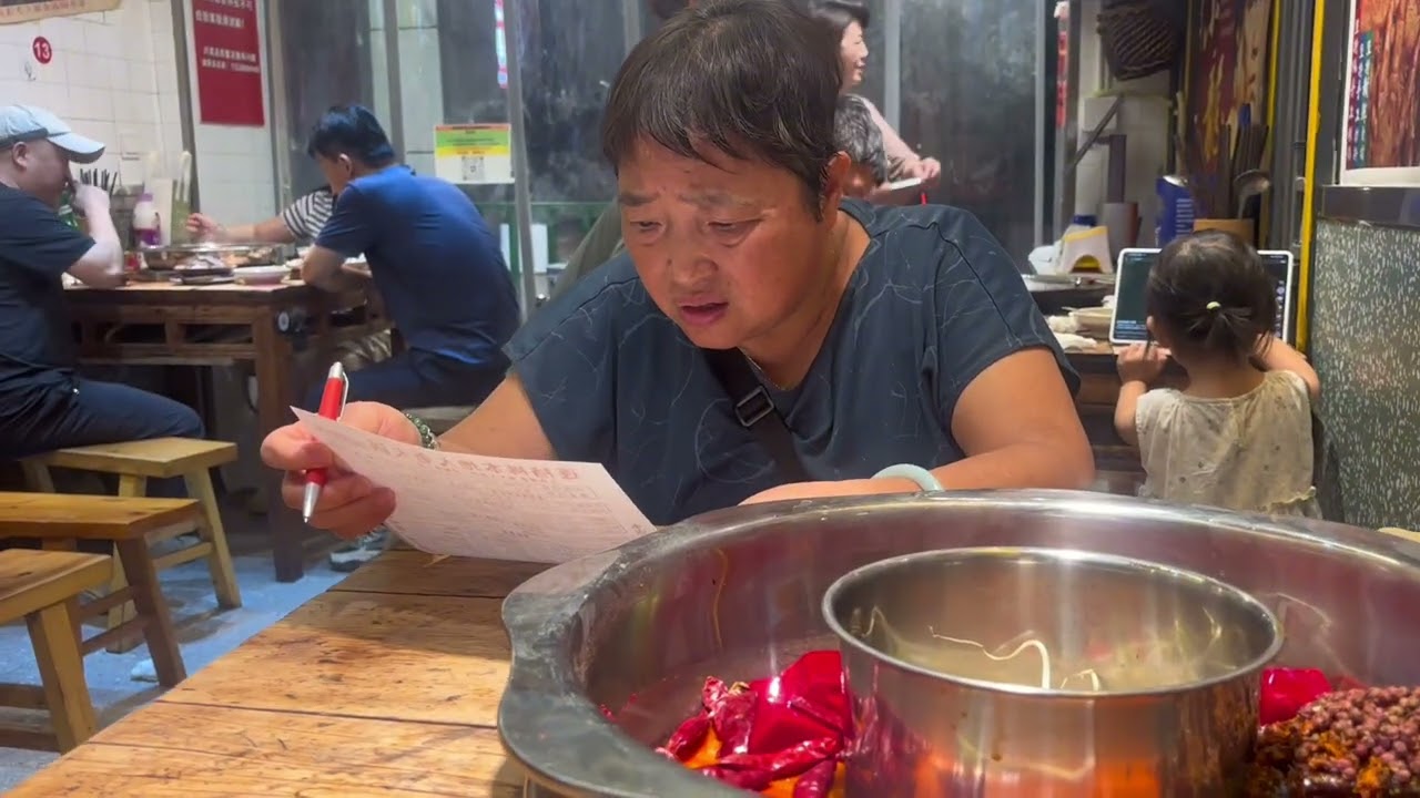 重慶旅遊（5）閒游本地人市場，品嚐當地美食，再次品嚐地道重慶火鍋￼又￼￼麻又辣，有點喜歡￼