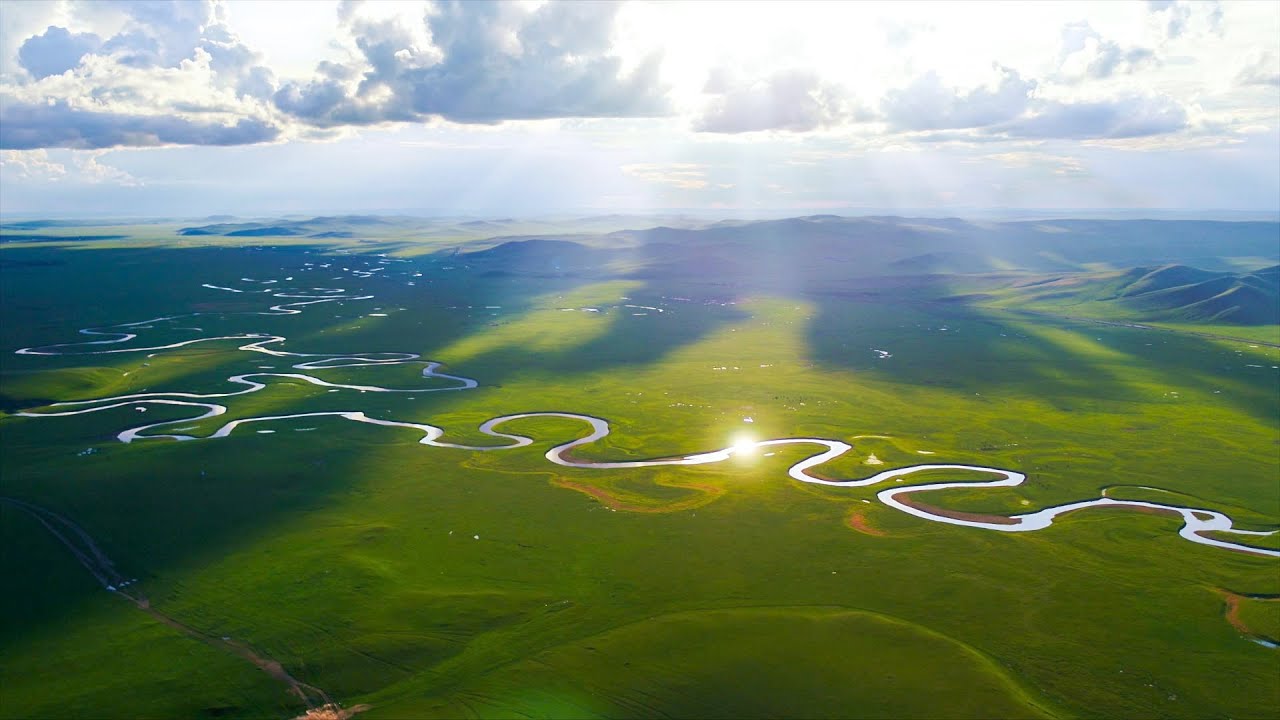 Free your soul in the vast grassland and blue sky
