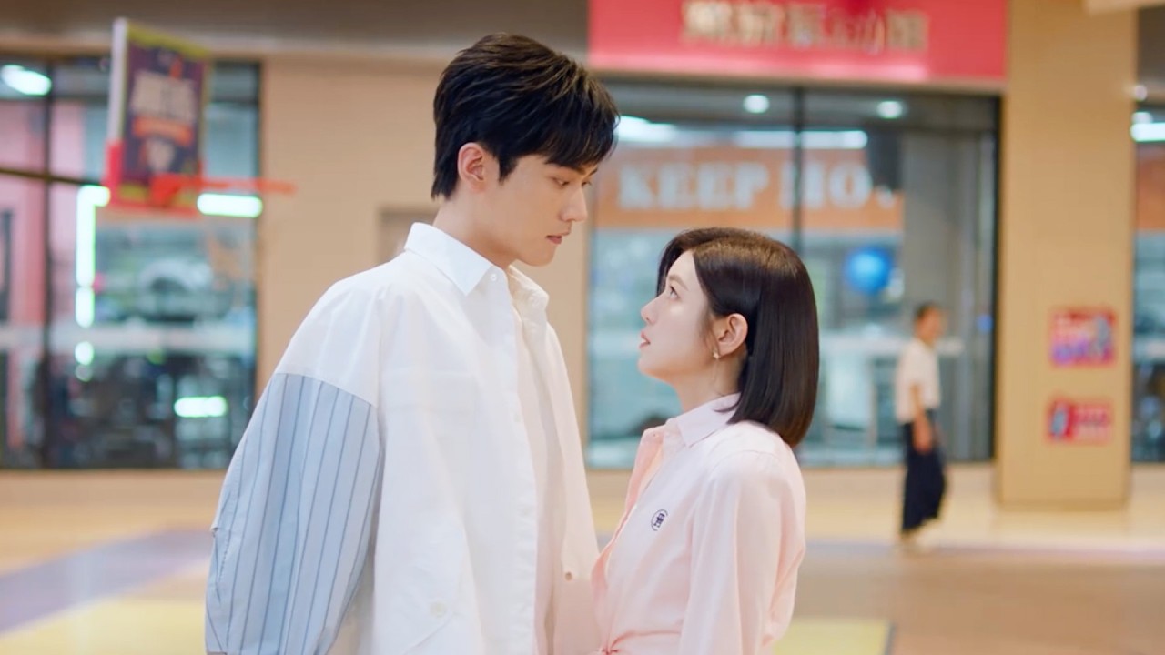 ❤️重溫舊片夜！他遞紙條肩頸相抵：姐我只獨佔你，曖昧拉滿！ #周柯宇 #陈妍希 #2026 #甜宠剧 #爱情 #最新电视剧 #狙击蝴蝶 #都市情感剧 #drama #chinesedrama