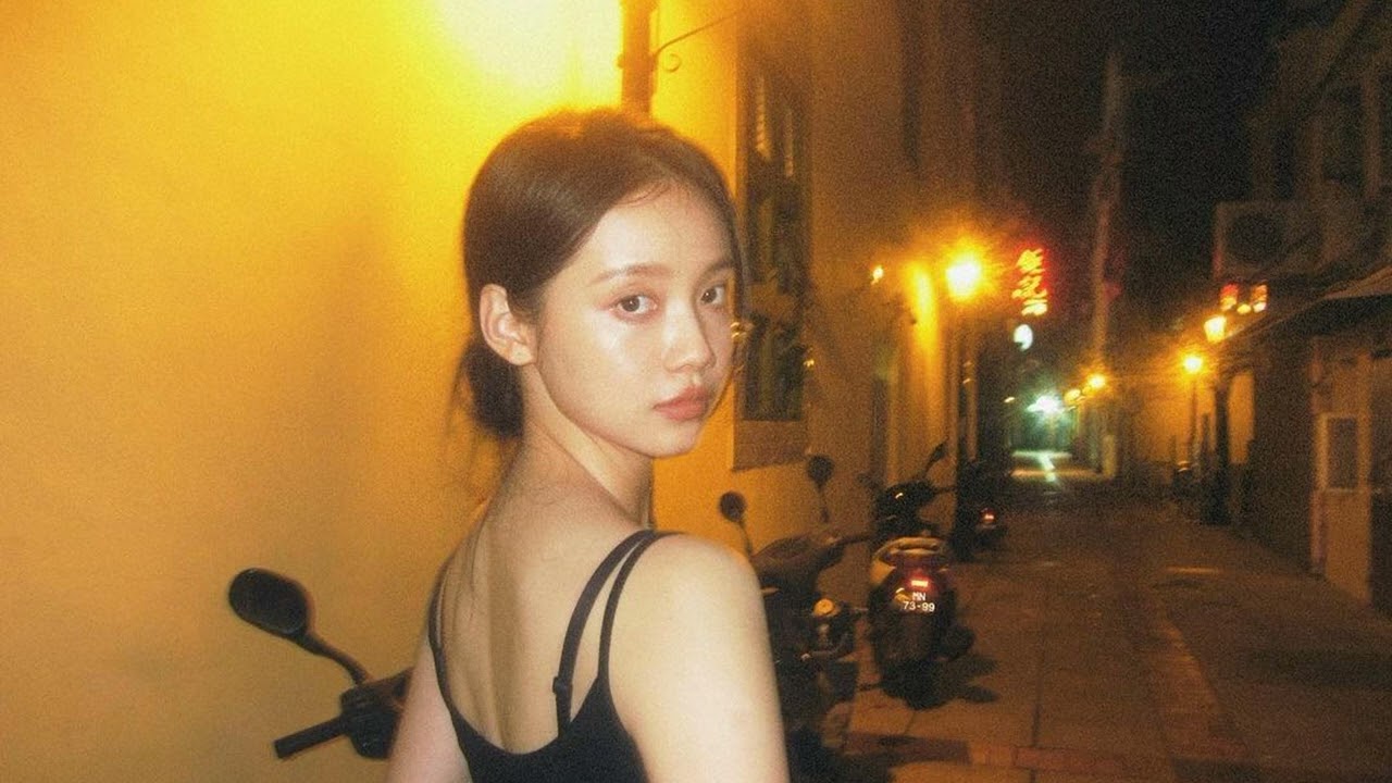 가로등 아래 멈춰 서서 (Stopping Under the Streetlight) – Mi.Hwang | 미황