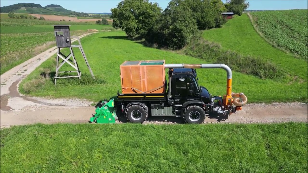 Unimog U 535 im Wegebau mit der Steinfräse RBM L 2000