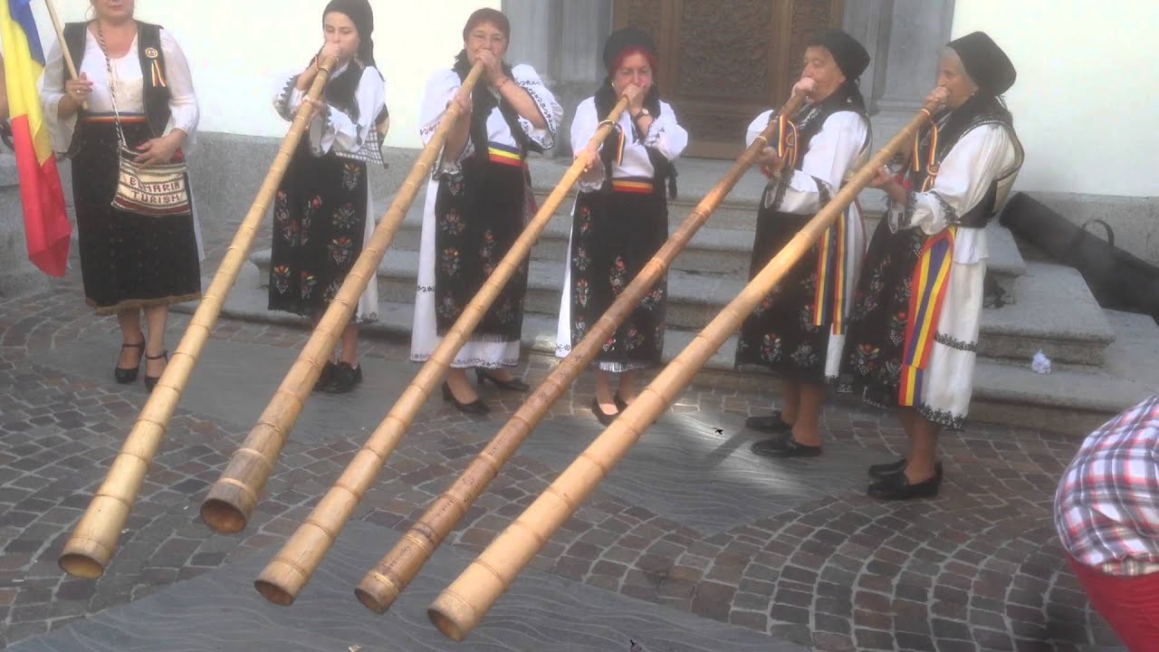 La version roumaine du cor des Alpes en d&eacute;monstration au march&eacute; de Sion