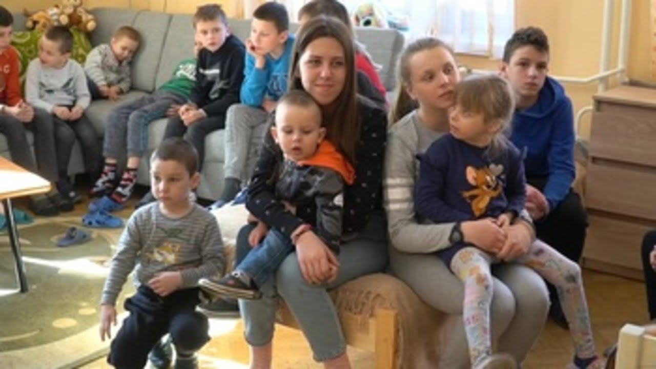 La huida disfrazada de juego de los niños de un orfanato de Ucrania