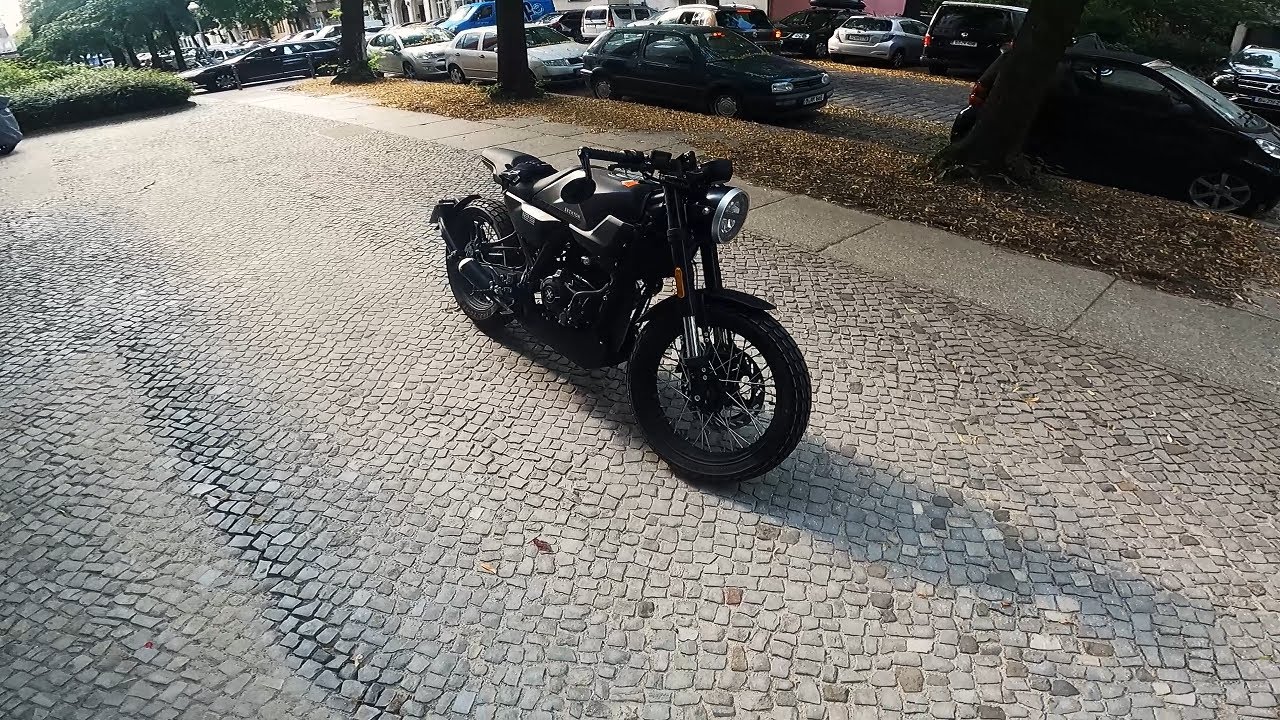 RAZXR22 | Brixton Crossfire 125 | City Ride #berlin