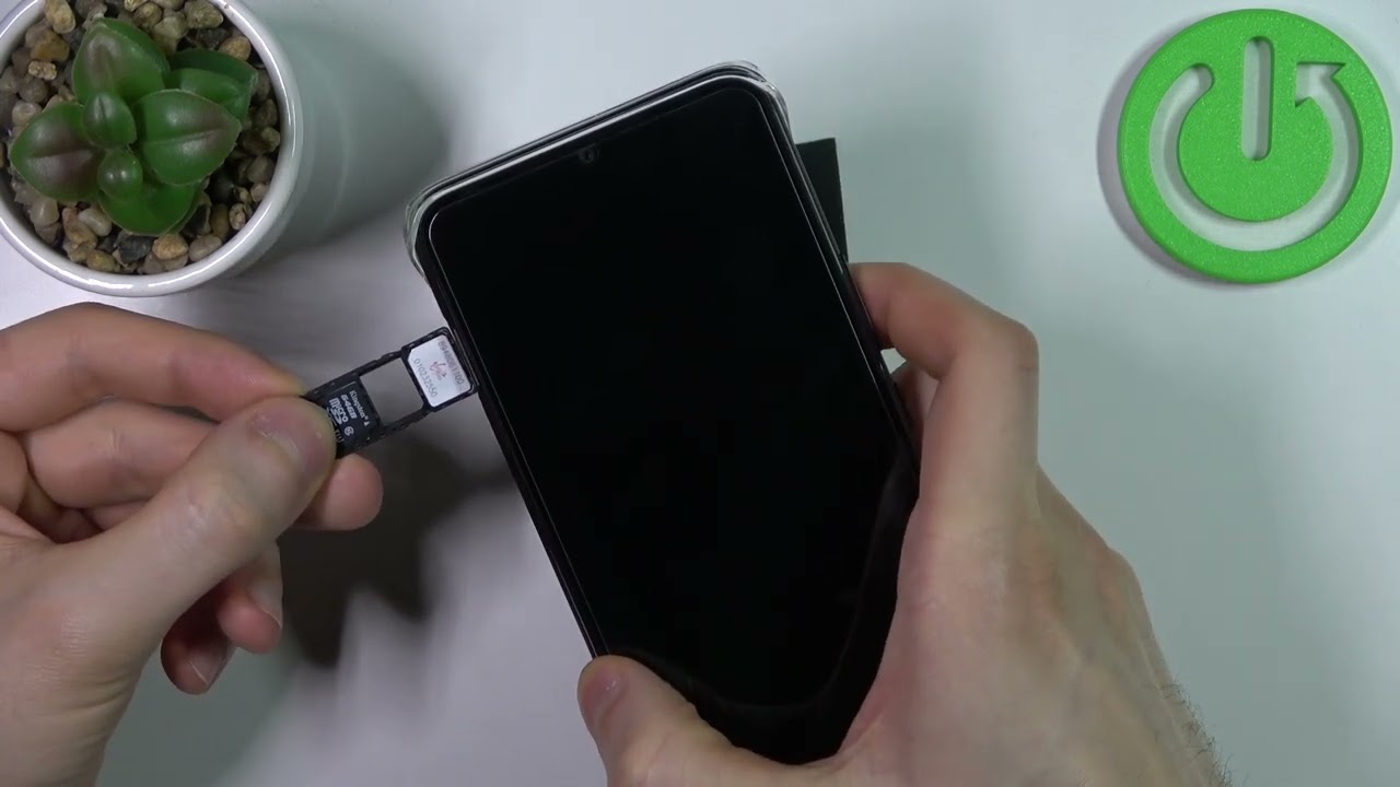 Как вставить SIM-карту и SD-карту в Infinix Smart 6 HD
