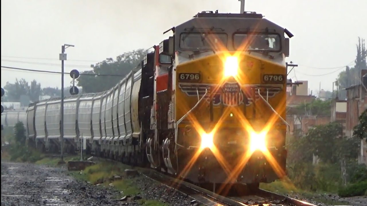 LOS MEJORES TRENES DE FERROMEX BAJO LA LLUVIA: PRLX LIDER Y CARRUSEL CON UNION PACIFIC EN IRAPUATO!!