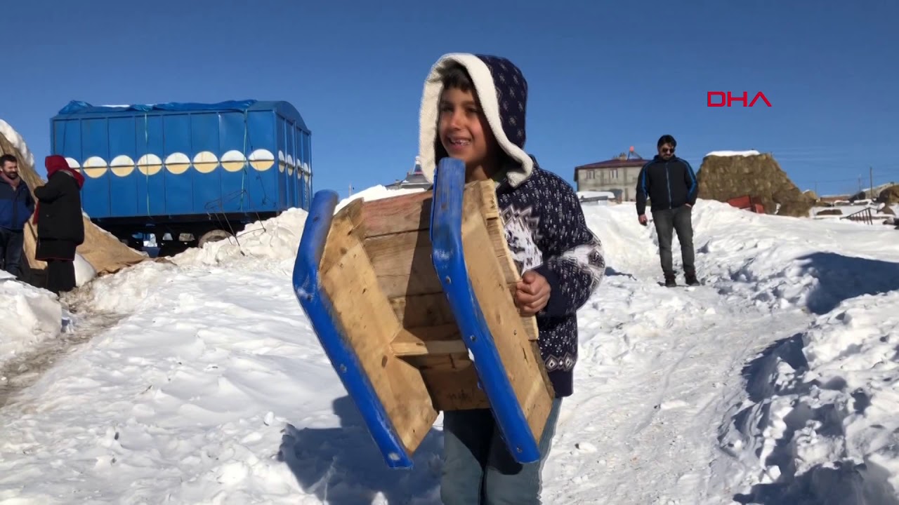 Torunlarına el emeği kızak hediye etti