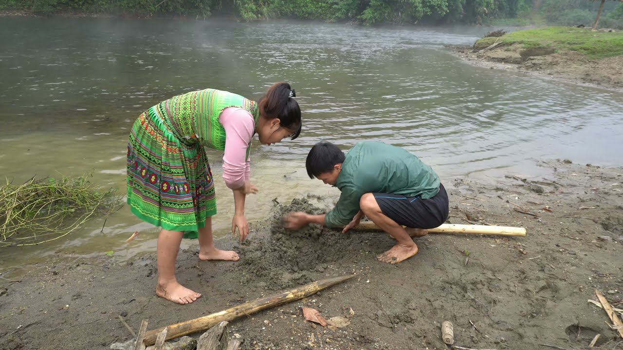 Surivival Skills - Dig Deep Mud Crack Secret Hole Finding Fish In Winter - Fishing Exciting