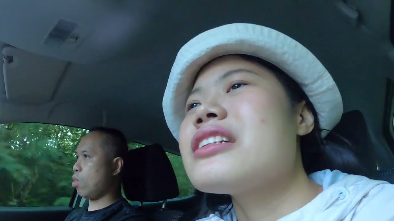 ทางเข้าบ้านไร่ภูกลางหมอก หลังจากเลี้ยวขวามา ต้องขับรถขึ้นเขา ถ้าไปตามทาง GPS อาจจะหลงได้นะคะ