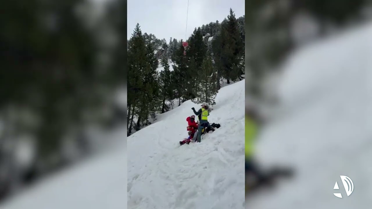 (VÍDEO) Susto en el Pirineo: rescatan con helicóptero a una esquiadora en el bosque de Belio