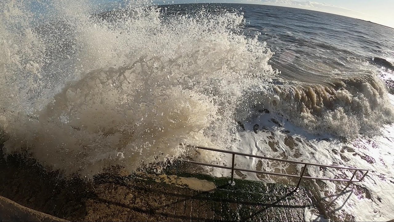 Walk - 2023-11-28 - The latest rough sea action at Walton!