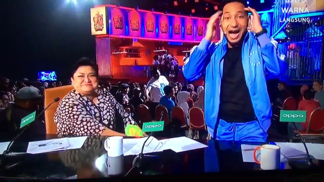 Lawak Johan jatuh kerusi ketika live Super Spontan Extravaganza