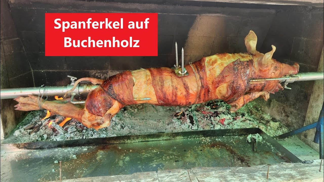 Spanferkel auf Buchenholz vom Drehspie&szlig;