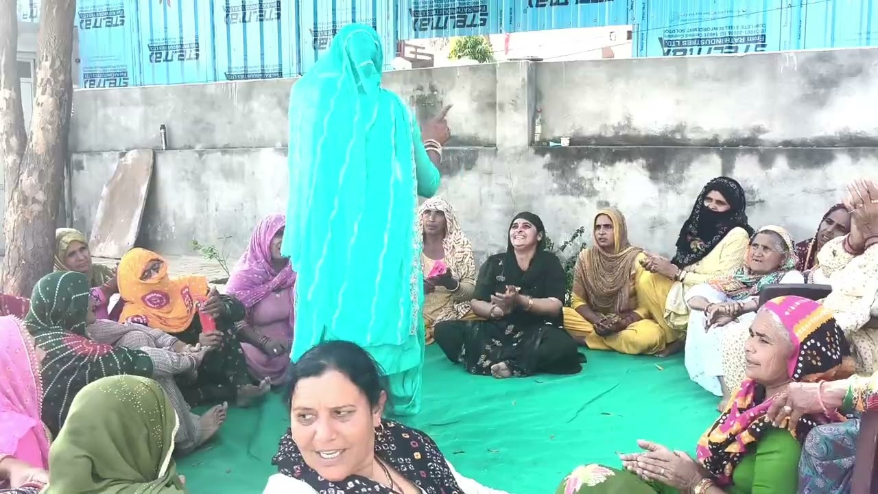 धीरे धीरे मार कान्हा पिचकारी 😊🙏#haryanvi bhajan #shyan bhajan gopi 🤗🤗