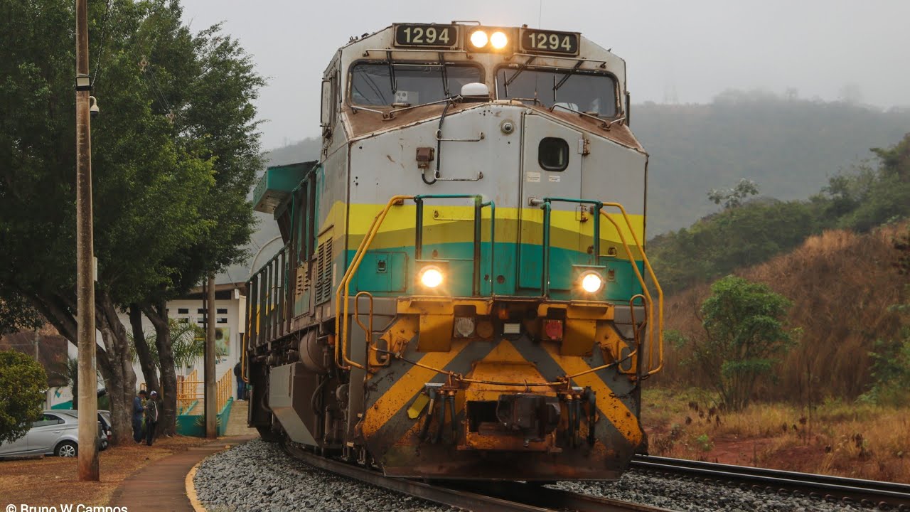 Trem de passageiros chegando e partindo rapidamente da estação Dois Irmãos/Trem tanqueiro no viaduto