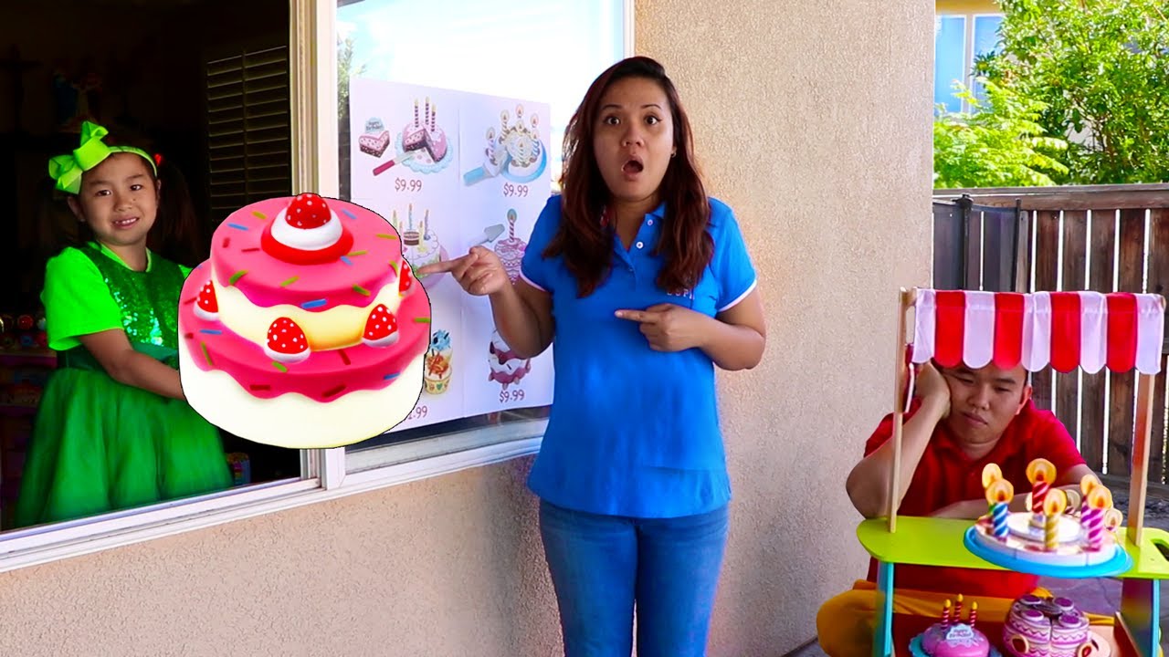 Jannie y amigos juegan a preparar Tarta de Cumpleaños para niños | Kids Pretend Play Birthday Cake
