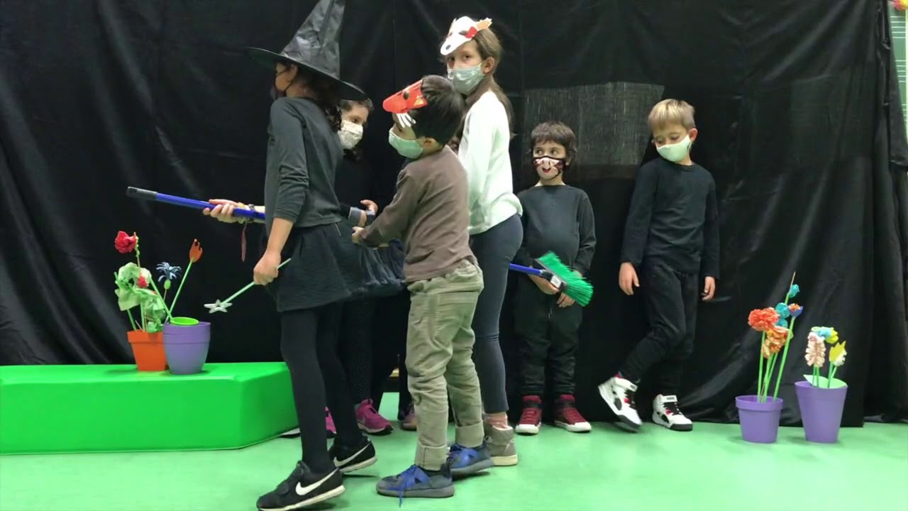Escola Lurdes. Room on the broom