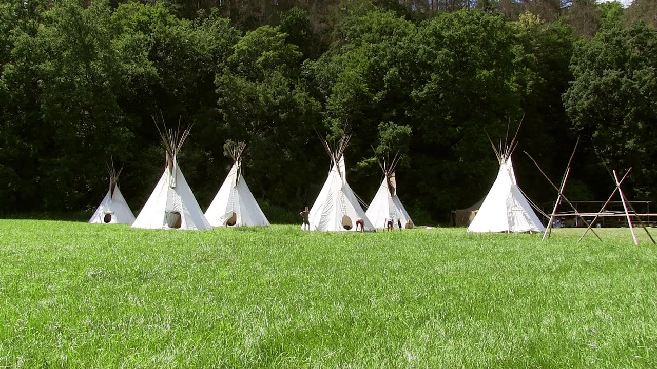 Stavba indiánského týpí (tee-pee)