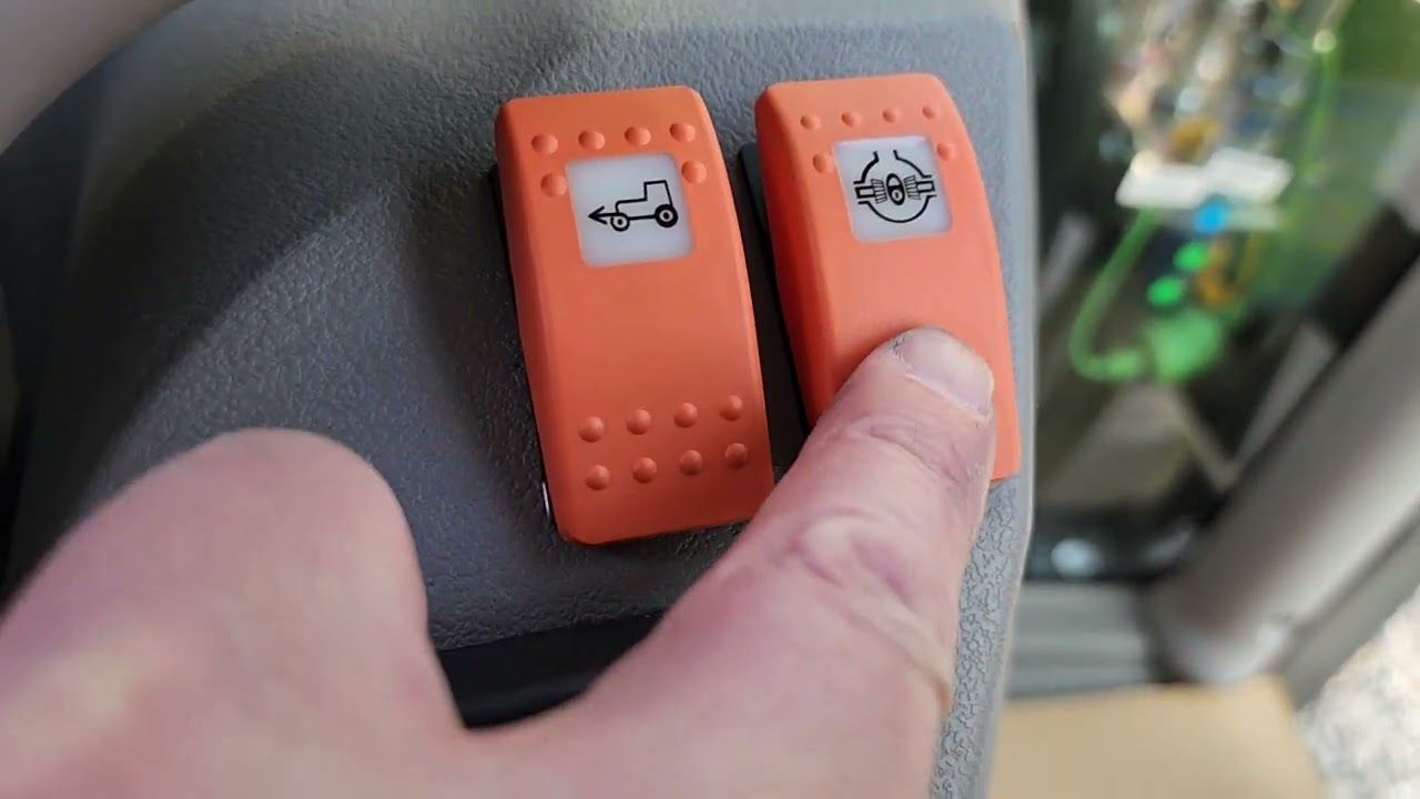 First Look at Duetz Fahr 5080 Keyline Power shuttle